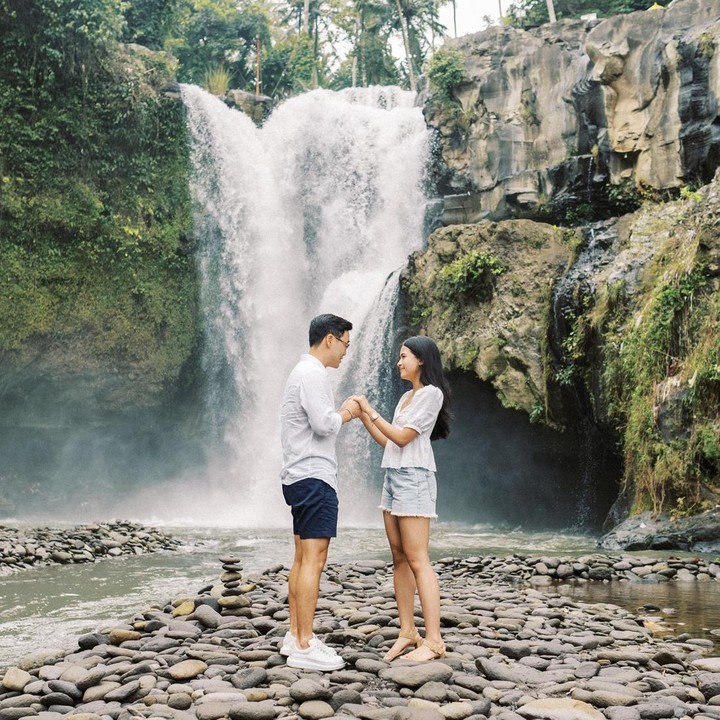 <p>Maudy juga bagikan potret saat Jesse melamarnya di bawah air terjun nih, Bunda. Wah, terlihat romantis, ya? (Foto: Instagram @maudyayunda)<br /><br /><br /></p>