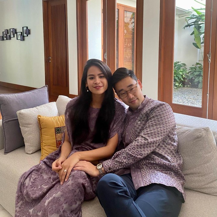 <p>Dalam perayaan Idul Fitri bulan Mei lalu, Jesse Choi juga hadir di tengah keluarga Maudy. Hal ini terlihat dari serupanya <em>outfit</em> yang Maudy bagikan dalam potret berikut dan sebelumnya. (Foto: Instagram @maudyayunda)<br /><br /><br /></p>