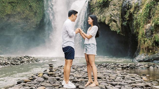 Maudy Ayunda membagikan momen ketika dilamar Jesse Choi di depan sebuah air terjun.