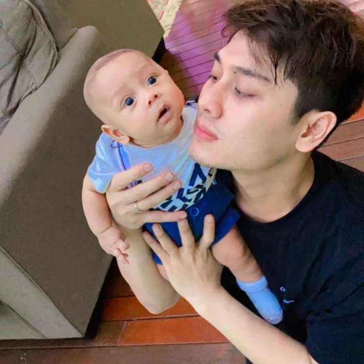 <p>Memiliki anak laki-laki yang menggemaskan, Lesti dan Billar seringkali mengunggah potret anaknya termasuk saat bersama mereka. Pipi Al Fatih yang tembam membuat warganet salah fokus. (Foto: Instagram @lestykejora)</p>