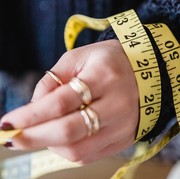 Cara Menentukan Ukuran Cincin Supaya Muat Saat Disematkan di Jari Manismu