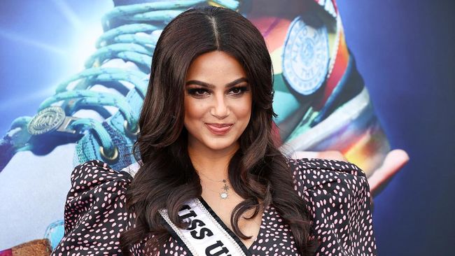 Miss Universe 2021 Harnaaz Kaur Sandhu tiba di Jakarta, Indonesia pada Rabu (25/5), jelang malam final Puteri Indonesia 2022. 