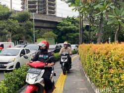 Terabas Trotoar Metropole Tanpa Penjagaan, Pemotor: Saya Buru-buru Pulang!