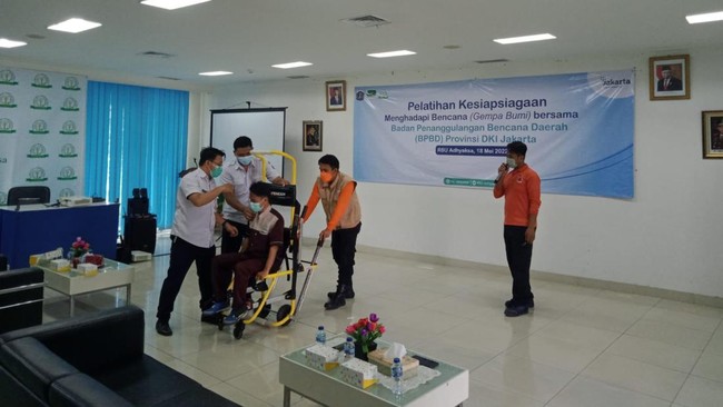 BPBD DKI memberi pelatihan bagi ASN, relawan, hingga potensi masyarakat lain untuk menumbuhkan kesadaran dan pemahaman terhadap berbagai ancaman bencana.