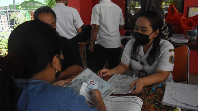 Kebijakan Gubernur DKI Anies Baswedan mengganti 22 nama jalan di Jakarta berimbas perubahan data administrasi kependudukan bahkan pada surat-surat kendaraan.
