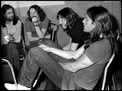 Dulu Besarkan Pink Floyd Bersama, Kini David Gilmour Ogah Main Lagi Bareng Roger Waters