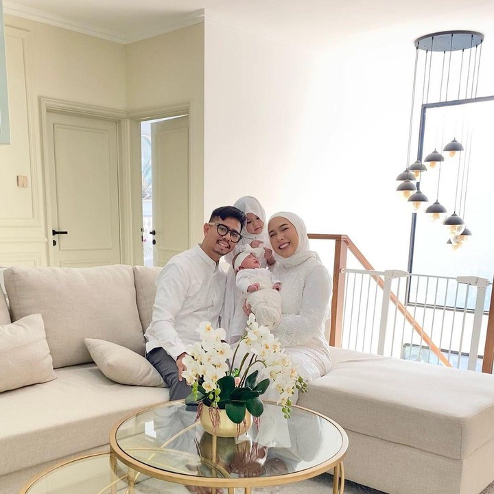 <p>Potret kebersamaan keluarga kecil Fitrop dan Irvan itu dibagikan dalam unggahan Instagram pribadi Fitrop yang terlihat kompak mengenakan pakaian berwarna putih. (Foto: Instagram @fitrop)</p>