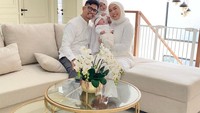 <p>Potret kebersamaan keluarga kecil Fitrop dan Irvan itu dibagikan dalam unggahan Instagram pribadi Fitrop yang terlihat kompak mengenakan pakaian berwarna putih. (Foto: Instagram @fitrop)</p>
