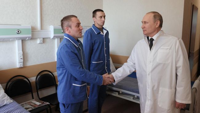 Presiden Rusia, Vladimir Putin, dikabarkan menjalani terapi mandi darah tanduk Rusa terkait isu soal penyakit kanker yang dideritanya.