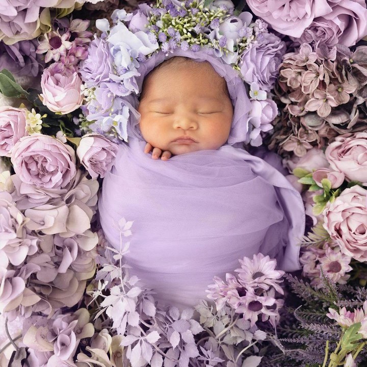 <p>Putri cantik Fitrop ini terlihat menggemaskan saat <em>photoshoot</em> pertamanya. Dengan balutan warna ungu dipenuhi bunga-bunga bak sekuntum kembang di taman. (Foto: Instagram @fitrop)</p>