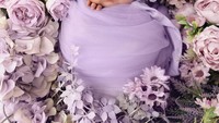 <p>Putri cantik Fitrop ini terlihat menggemaskan saat <em>photoshoot</em> pertamanya. Dengan balutan warna ungu dipenuhi bunga-bunga bak sekuntum kembang di taman. (Foto: Instagram @fitrop)</p>