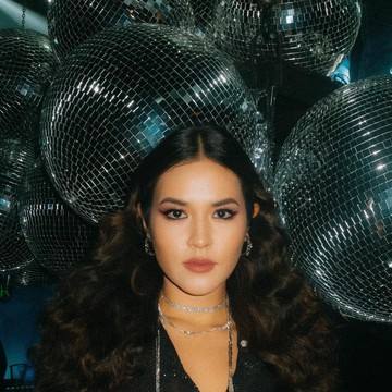 img-title Berbagai Potret Gaya Makeup Raisa, dari Natural hingga Glamor!