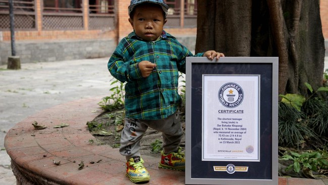 FOTO: Dor Bahadur Khapagi, Remaja Nepal Terpendek di Dunia