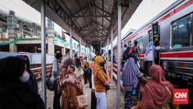 Ada 'Switch Over' Sinyal, Penumpang Menumpuk di Stasiun Manggarai