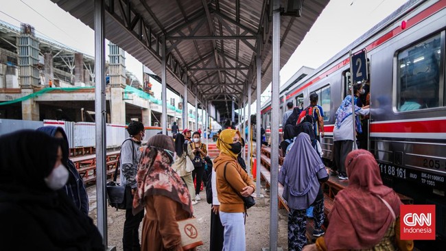Penumpukan penumpang KRL terjadi di Stasiu Manggarai, Jakarta Selatan, pada Sabtu (28/5) karena peralihan sistem persinyalan (switch over) ke-5.