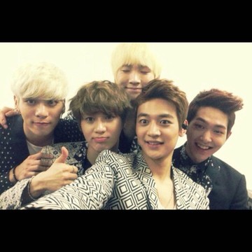 Rayakan Anniversary ke-15, Foto SHINee bersama Jonghyun Bikin Nyesek