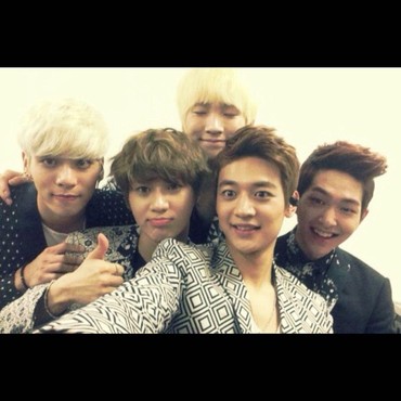 Rayakan Anniversary ke-15, Foto SHINee bersama Jonghyun Bikin Nyesek
