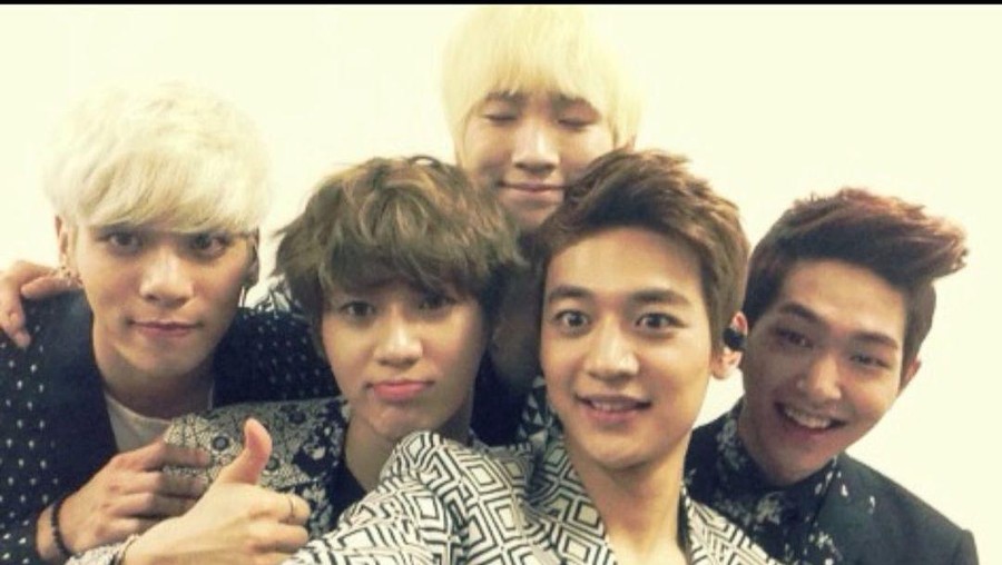 SHINee rayakan 14 tahun debut. SHINee rayakan 14 tahun debut.