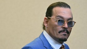 Foto Johnny Depp Jadi Raja Prancis Louis XV di Film Baru Rilis