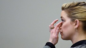 Amber Heard Masa Bodoh dengan Kabar Johnny Depp Pacari Pengacara