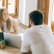 Cenderung Posesif, Pacaran Sama 5 Zodiak Ini Harus Sering Kasih Kabar