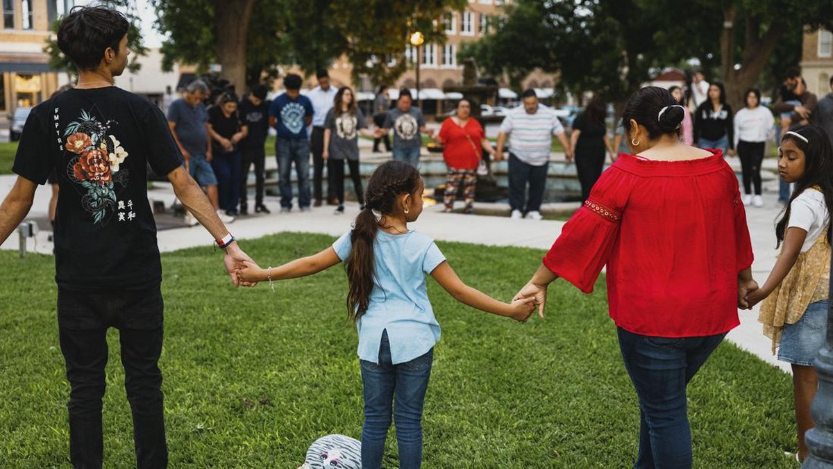 FOTO: Duka dan Doa Warga usai Insiden Penembakan di SD Texas