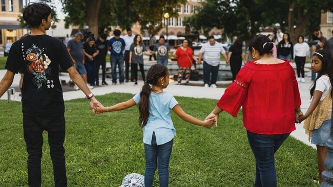 Sejumlah kerabat mengenang korban penembakan di Texas, AS dengan cerita-cerita pilunya.