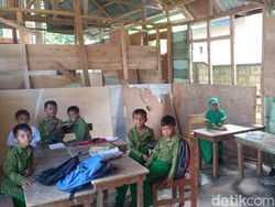 Miris! Siswa MI di Buton Tengah Belajar di Gedung Sekolah Nyaris Ambruk