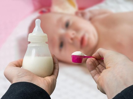 Viral Bunda Campur ASI Perah Dingin & Susu Formula, Amankah untuk Bayi?