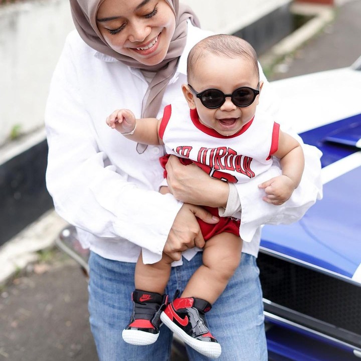 <p>Tampil keren dengan kacamata hitam saat dipangkuan Lesti, Al Fatih tampak tersenyum lebar. Lesti menyebut anaknya adalah anak yang selalu ceria. (Foto: Instagram @lestikejora)</p>