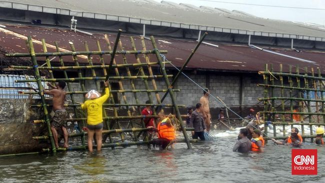 Dua tanggul laut yang jebol di kawasan Pelabuhan Tanjung Emas Semarang hari ini mulai diperbaiki.