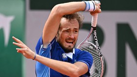 Medvedev Susul Djokovic dan Nadal ke Babak Kedua French Open