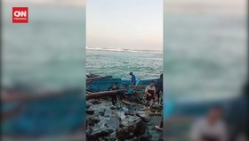 VIDEO: Puluhan Perahu Nelayan Sukabumi Rusak Dihantam Gelombang Tinggi
