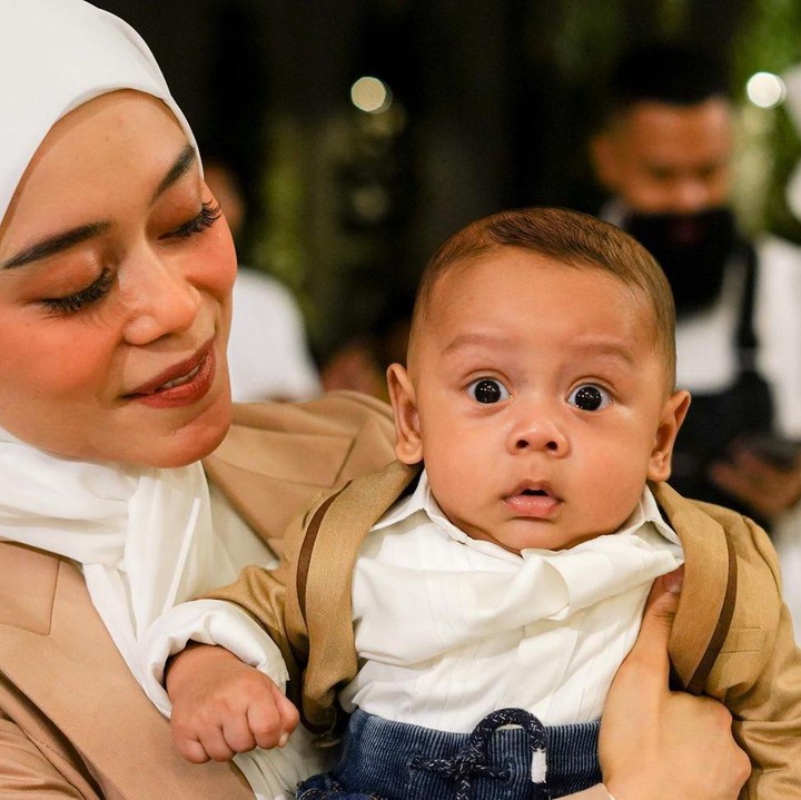 <p>Walaupun masih bayi, Al Fatih yang akrab disapa abang L ini tampil trendi dengan balutan jas berwarna coklat dan kemeja putih. (Foto: Instagram @lestykejora)</p>