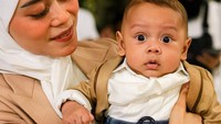 <p>Walaupun masih bayi, Al Fatih yang akrab disapa abang L ini tampil trendi dengan balutan jas berwarna coklat dan kemeja putih. (Foto: Instagram @lestykejora)</p>