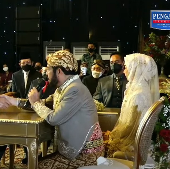 <p>Ketua Mahkamah Konstitusi (MK) Anwar Usman resmi menikah dengan adik Presiden Joko Widodo (Jokowi), Idayati. (Foto: Tangkapan Layar Youtube Wedding Organizer Pengantin Production Yogyakarta)</p>