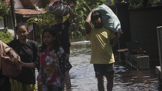 FOTO: Banjir Rob Merendam Pemukiman Warga di Pekalongan