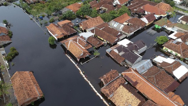 BMKG meminta masyarakan pesisir waspada banjir rob akibat fenomena Bulan Perigee. 