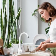 Studi: Mencuci Piring Bisa Bantu Redakan Stres dan Jaga Kesehatan Mental