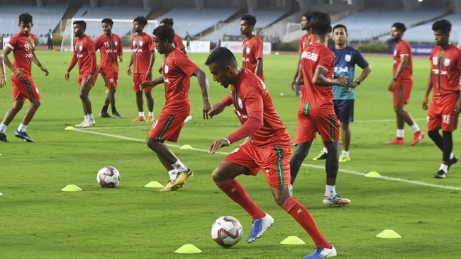 Ketua Federasi Sepak Bola Bangladesh Kazi Salauddin mengatakan para pemainnya harus bermain 100 persen saat melawan Indonesia pada pertandingan uji coba.