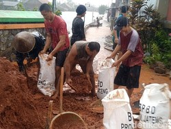 Semangat! Hujan-hujanan, TNI/Polri-Warga Kebut Tanggul Darurat di Pekalongan
