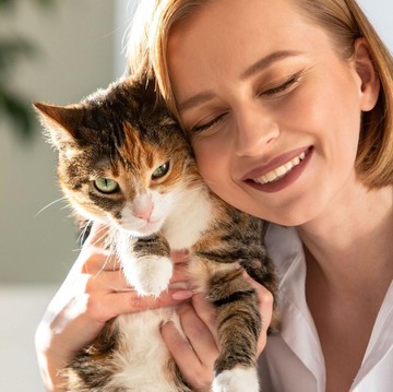 img-title 5 Makanan di Rumah yang Ternyata Bahaya untuk Kesehatan Kucing, Cat Lovers Nggak Pernah Kasih Kan?