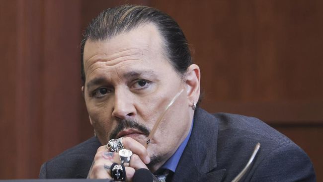 Johnny Depp terlihat sedang jalan bareng seorang perempuan di Italia, namun seorang sumber membantah rumor asmara di antara keduanya.