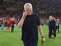 Sambil Berlinang Air Mata, Mourinho Pastikan Bertahan di Roma
