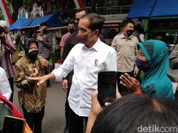 Jokowi Blusukan Bagi-bagi Bantuan ke Pasar Solo Usai Nikahkan Adiknya