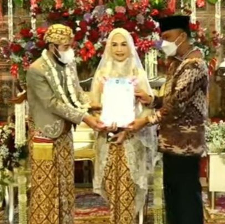 <p>Adapun mas kawin berupa seperangkat alat salat dan sebuah jam tangan. (Foto: Tangkapan layar)</p>