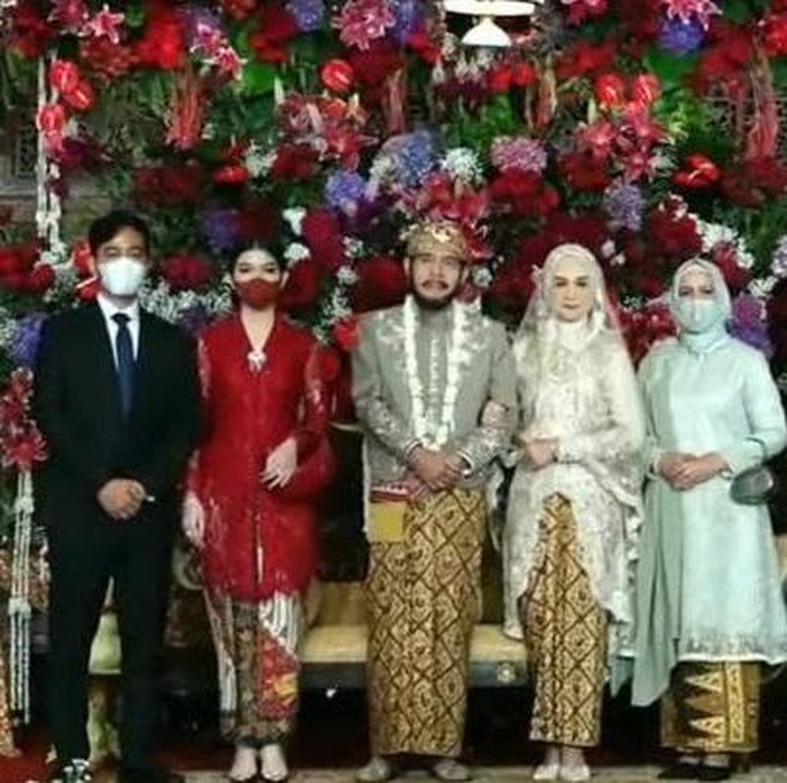 <p>Dalam kesempatan tersebut hadir Wali Kota Solo Gibran Rakabuming Raka yang merupakan keponakan Idayati. Gibran terlihat didampingi sang istri, Selvi Ananda. (Foto: Tangkapan Layar)</p>