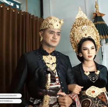 8 Pemotretan Mesra Kalina Oktarani & Ricky Miraza Pakai Baju Adat Bali