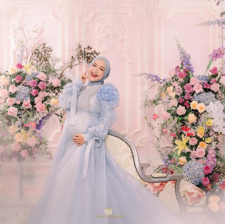<p>Melihat baby bump Ria Ricis yang semakin membesar, banyak netizen yang meninggalkan komentar positir, Bunda. "Sehat selalu," tulis akun @elsa***. (Foto: Instagram @riaricis1795)<br /><br /><br /></p>