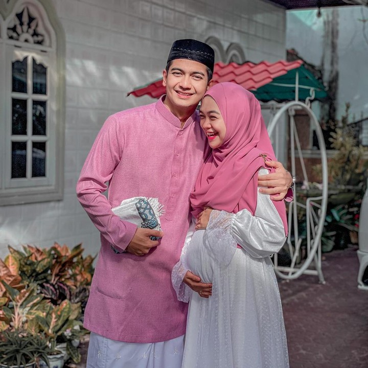 <p>Lihat, baby bump Ria Ricis juga sudah terlihat semakin membesar nih, Bunda. (Foto: Instagram @riaricis1795)<br /><br /><br /></p>